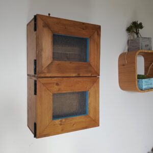 Meuble mural au charme campagnard, artisanal avec finition vieillie. Les 2 portes avec tamis style "garde-manger", élégant et pratique pour votre intérieur.