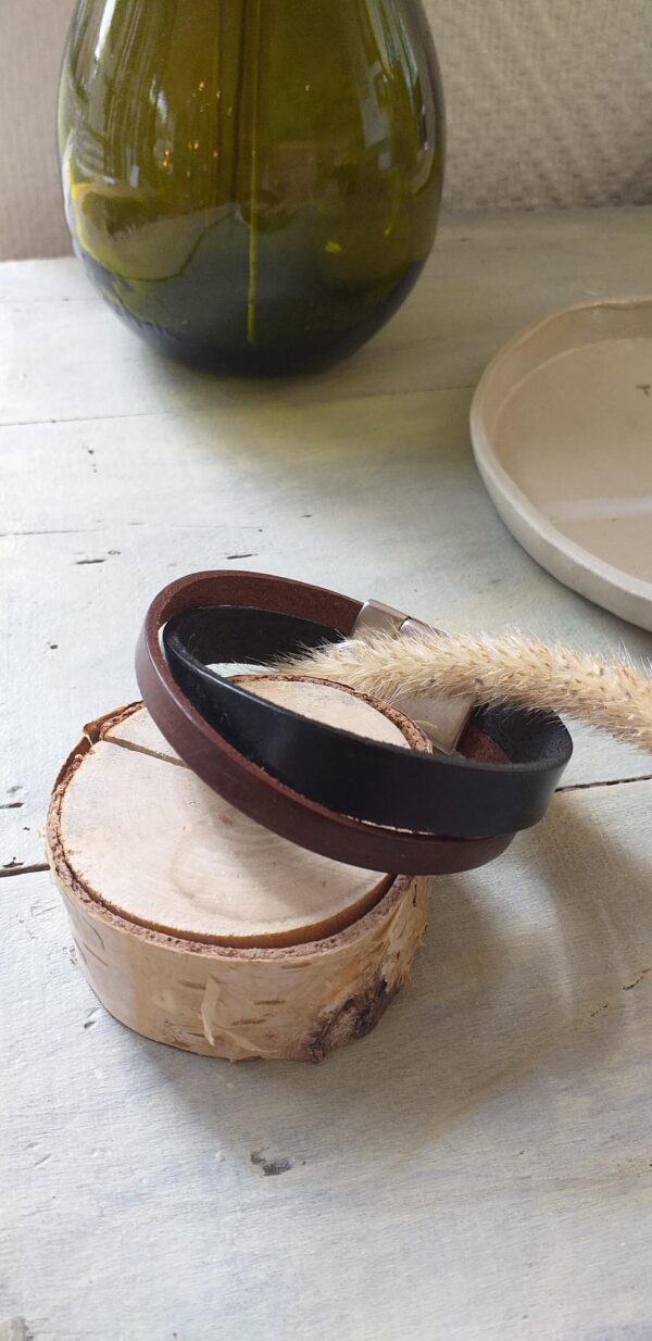 Imaginez un bracelet croisé en cuir comme un petit morceau de personnalité que l'on porte autour du poignet. C'est comme si c'était un ami fidèle qui nous accompagne partout où l'on va. Ce bracelet est fabriqué à partir de cuir, un matériau qui semble avoir une histoire à raconter. Le cuir est à la fois robuste et élégant, comme une vieille carte au trésor qui montre les aventures passées. Chaque bracelet en cuir pour homme a sa propre histoire à raconter. Certains sont simples et classiques, comme un chapitre apaisant d'un livre bien-aimé, tandis que d'autres sont ornés et originaux, comme une aventure palpitante dans un univers fantastique.