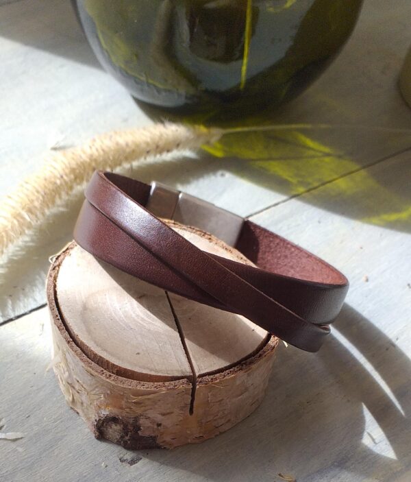 Imaginez un bracelet croisé en cuir comme un petit morceau de personnalité que l'on porte autour du poignet. C'est comme si c'était un ami fidèle qui nous accompagne partout où l'on va. Ce bracelet est fabriqué à partir de cuir, un matériau qui semble avoir une histoire à raconter. Le cuir est à la fois robuste et élégant, comme une vieille carte au trésor qui montre les aventures passées. Chaque bracelet en cuir pour homme a sa propre histoire à raconter. Certains sont simples et classiques, comme un chapitre apaisant d'un livre bien-aimé, tandis que d'autres sont ornés et originaux, comme une aventure palpitante dans un univers fantastique.