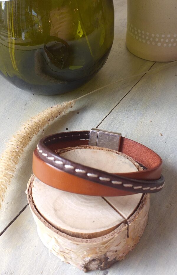 Imaginez un bracelet croisé en cuir comme un petit morceau de personnalité que l'on porte autour du poignet. C'est comme si c'était un ami fidèle qui nous accompagne partout où l'on va. Ce bracelet est fabriqué à partir de cuir, un matériau qui semble avoir une histoire à raconter. Le cuir est à la fois robuste et élégant, comme une vieille carte au trésor qui montre les aventures passées. Chaque bracelet en cuir pour homme a sa propre histoire à raconter. Certains sont simples et classiques, comme un chapitre apaisant d'un livre bien-aimé, tandis que d'autres sont ornés et originaux, comme une aventure palpitante dans un univers fantastique.