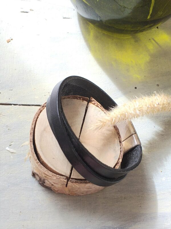 Imaginez un bracelet croisé en cuir comme un petit morceau de personnalité que l'on porte autour du poignet. C'est comme si c'était un ami fidèle qui nous accompagne partout où l'on va. Ce bracelet est fabriqué à partir de cuir, un matériau qui semble avoir une histoire à raconter. Le cuir est à la fois robuste et élégant, comme une vieille carte au trésor qui montre les aventures passées. Chaque bracelet en cuir pour homme a sa propre histoire à raconter. Certains sont simples et classiques, comme un chapitre apaisant d'un livre bien-aimé, tandis que d'autres sont ornés et originaux, comme une aventure palpitante dans un univers fantastique.