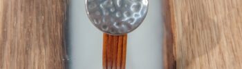Découvrez ce bracelet élégant composé d'un disque martelé en métal, associé à un cordon de cuir de 2 mm de couleur camel. Ce bracelet allie simplicité et caractère, avec une touche artisanale qui en fait un accessoire unique. Sa teinte camel apporte une note chaleureuse et naturelle, idéale pour compléter votre style avec subtilité.