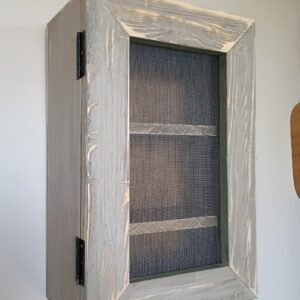 Meuble mural au charme campagnard, artisanal avec finition vieillie. Porte avec tamis style "garde-manger", élégant et pratique pour votre intérieur.