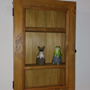 Meuble mural artisanal en bois naturel avec porte vitrée, format 33 x 51,5 x 12,5 cm. Ce petit meuble suspendu, fabriqué à la main à partir de bois recyclé, associe charme